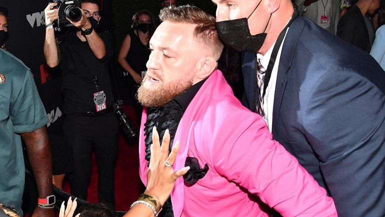 McGregor debió ser separado por el personal de seguridad.