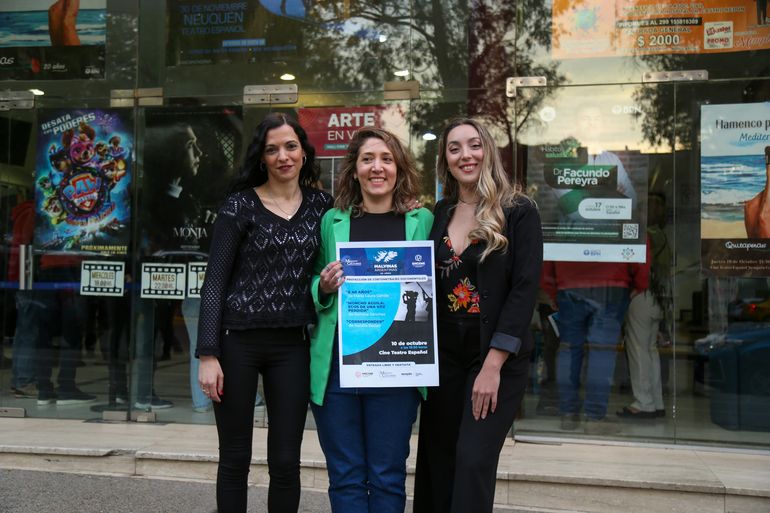 Las tres realizadoras en la entrada del Cine Teatro Español donde el martes presentaron sus cortometrajes documentales ganadores del concurso convocado por el ministerio de las Culturas a través del ENCINE. Foto: Omar Novoa.