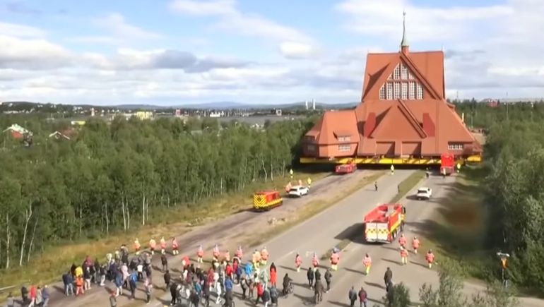 Impresionante traslado en Suecia: movieron una iglesia completa por la ampliación de una mina de hierro.