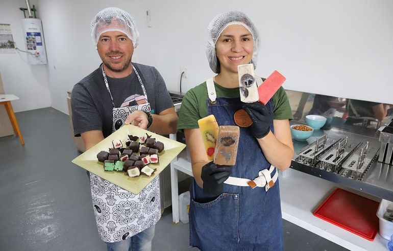 Cerraron su franquicia de helados y ahora crean sus propias paletas que son furor