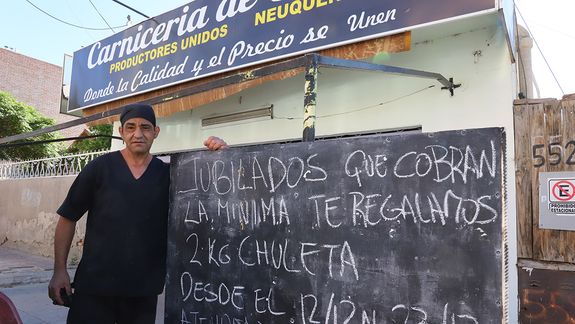 Navidad feliz: volvió el carnicero que regala cerdo a los jubilados