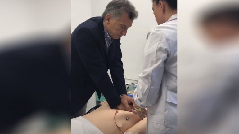 Antes de partir a Asia, Macri visitó una escuela de enfermeros