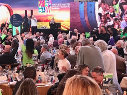 Naples Winter Wine Festival: el momento en que ofertan medio millón de dólares por los vinos argentinos. Naples Winter Wine Festival: el momento en que ofertan medio millón de dólares por los vinos argentinos.