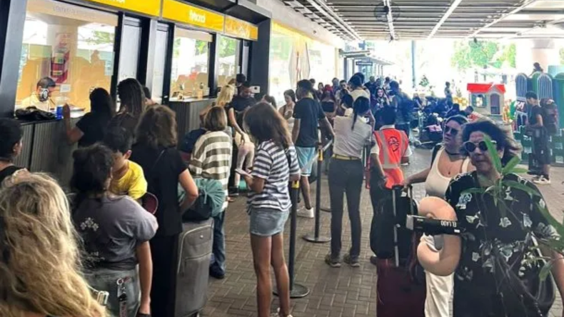 Pasajeros de Flybondi, varados por una cancelación sorpresiva del servicio. | LM Neuquen Pasajeros de Flybondi, varados por una cancelación sorpresiva del servicio.