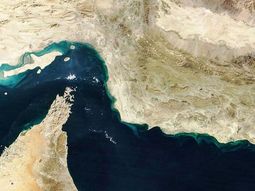 El estrecho de Ormuz se ubica entre el golfo de Omán y el golfo Pérsico. Irán, los Emiratos Árabes Unidos y Omán lo controlan.