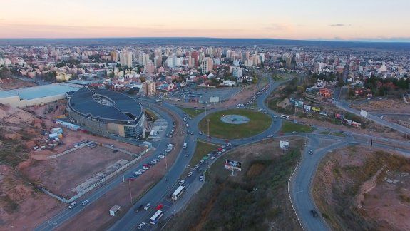 Vista aérea de un problema que no es fácil de resolver. El masivo ingreso de autos genera un colapso en calles alrededor de la rotonda. Esperan solucionarlo con la elevación de la ruta.