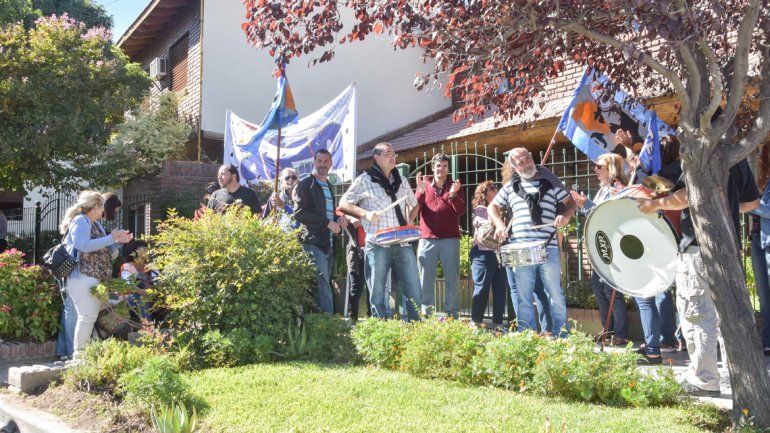 Los docentes nucleados en ATEN aguardaron la reunión en las puertas de la Subsecretaría de Trabajo.&nbsp;