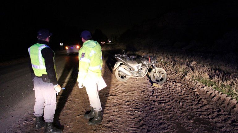 Por esquivar un perro derrapó y terminó con su moto en la banquina opuesta