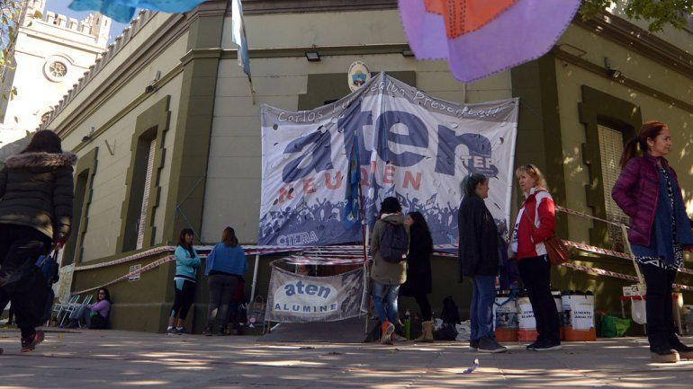 ATEN bloquea Casa de Gobierno, complica el tránsito y realizó un escrache antes de un acto