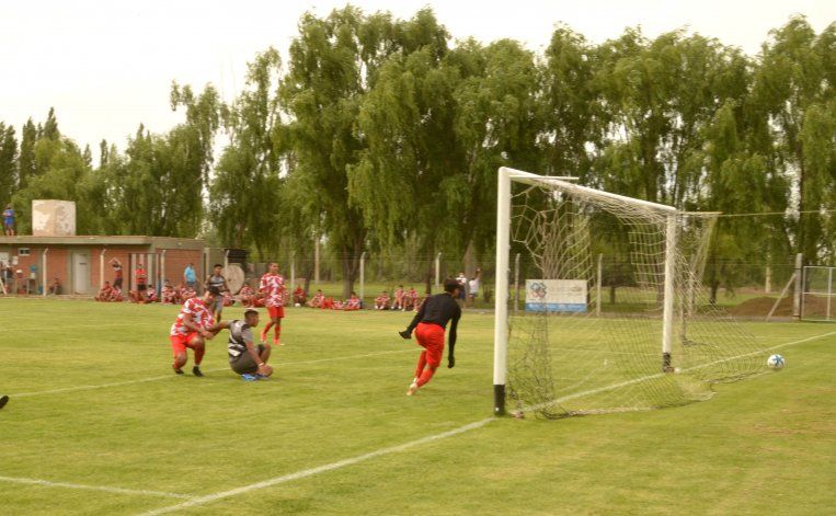 Romero vence casi desde el piso a Ceferino Arregui.