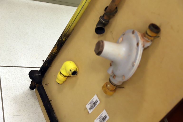 Los expertos que declararon mostraron también las piezas secuestradas en la explosión. Reguladores, caños y uniones. Los expertos que declararon mostraron también las piezas secuestradas en la explosión. Reguladores, caños y uniones.