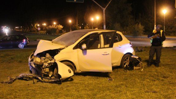 Se habría quedado dormido y terminó destruyendo el auto