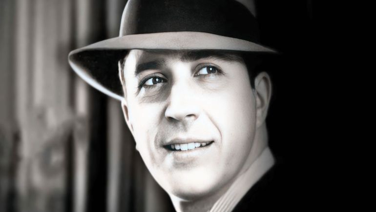 La figura de Carlos Gardel atraviesa fronteras, mitos y documentos, mientras investigadores intentan definir con precisión dónde nació el Zorzal Criollo. La figura de Carlos Gardel atraviesa fronteras, mitos y documentos, mientras investigadores intentan definir con precisión dónde nació el Zorzal Criollo.