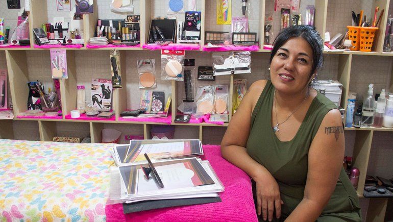 La maquilladora cipoleña que les pinta la cara color esperanza a pacientes oncológicas