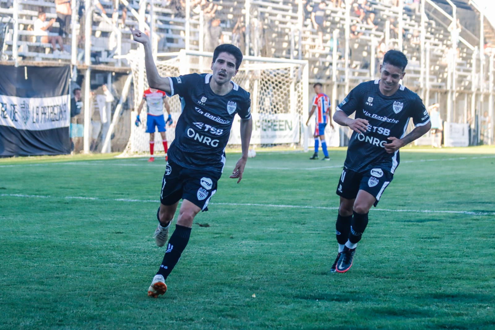 Maxi Fornari y el festejo de su primer gol con la camiseta de Cipo.