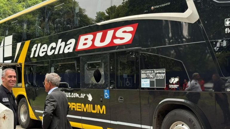 Escándalo en la previa del clásico platense: un piedrazo estalló un vidrio en el micro de Estudiantes