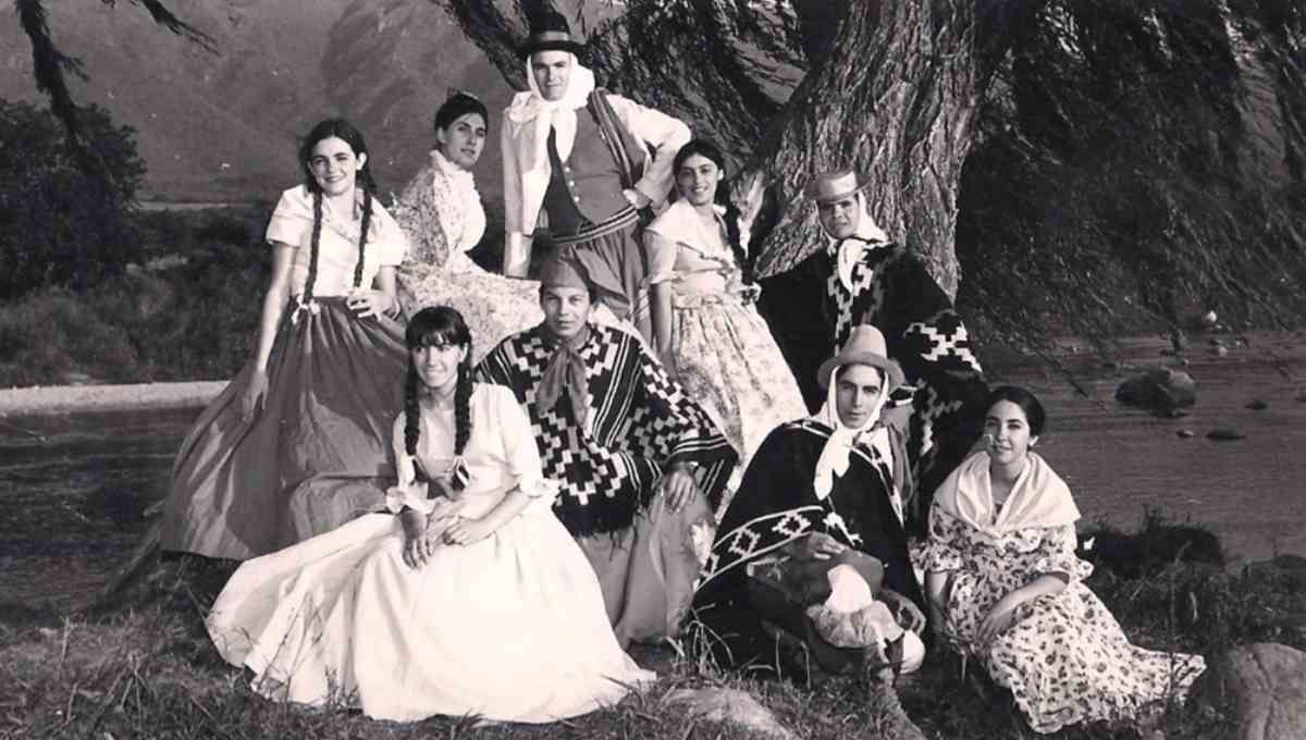 Agrupación ganadora del Cosquin 1964. Prof. Lombera y el conjunto de baile.