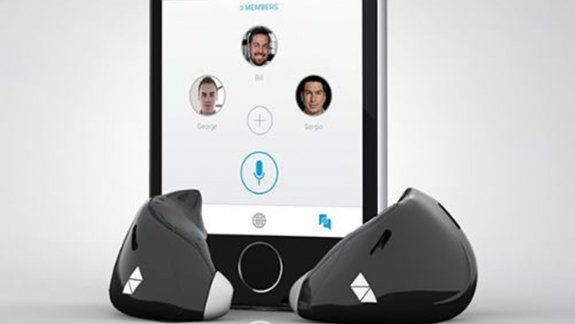 Online. La traducción de idiomas es en vivo. Cinco. idiomas tiene instalados el dispositivo.