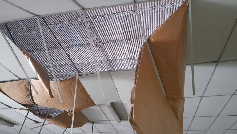 Escuela 101 de Valentina Norte: a punto de cumplir 100 años se desplomó el cielorraso