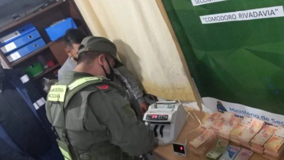Un neuquino viajaba a Comodoro con $4 millones de pesos en la mochila