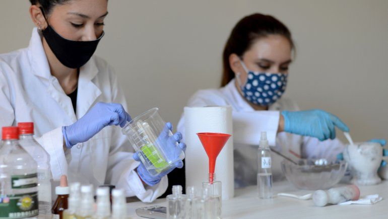 En acción: Sol y Melani producen maquillajes libres de crueldad animal.