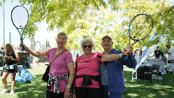 Mariana Bianchini, Delia Lorio y Angélica Pérez, tres de las más veteranas que participaron el Nacional que se realizó en Neuquén. Tenemos la edad que tenemos por el tenis, aseguran. Foto: Sebastián Fariña Petersen.