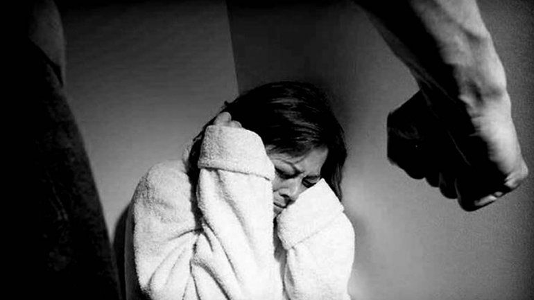 La mujer denunció que su ex le pegó porque no quiso transferir una SRL.
