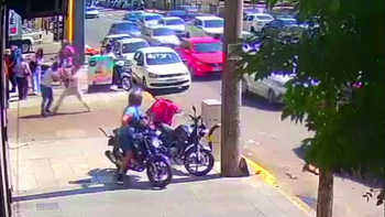 Video: un grupo de motochorros intentó asaltar a un hombre y le dieron una paliza