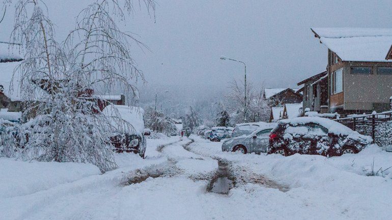 El fuerte temporal dejó a San Martín de los Andes tapada de nieve. Hubo problemas con los cortes de luz y de telefonía.