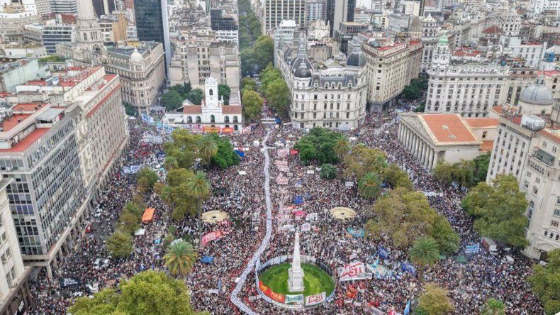 Multitudinaria marcha por el Día de la Memoria en Plaza de Mayo. Foto: Shok.