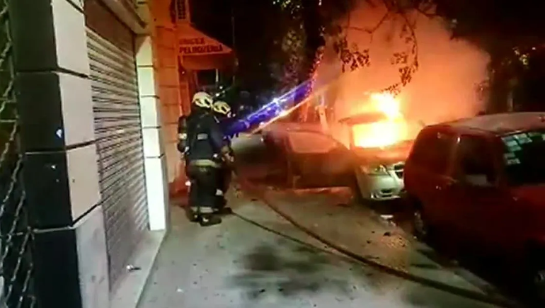 Macabro hallazgo al apagar un auto en llamas en un barrio porteño