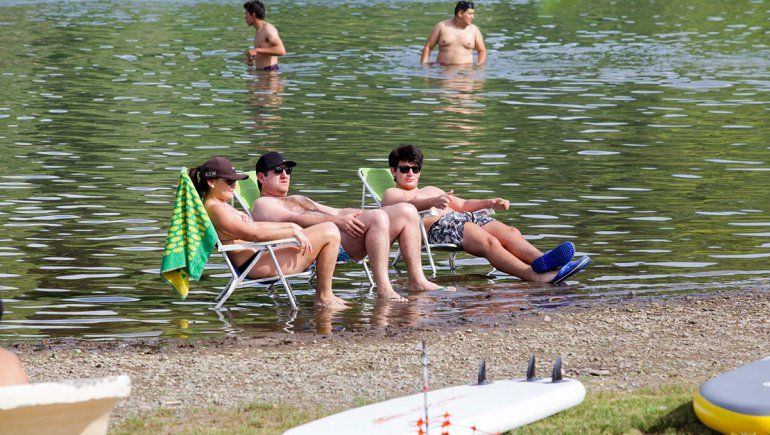 Los vecinos disfrutaron del río en un domingo a puro sol