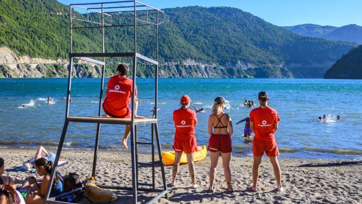 Se metió borracho al lago Lácar y casi se ahoga