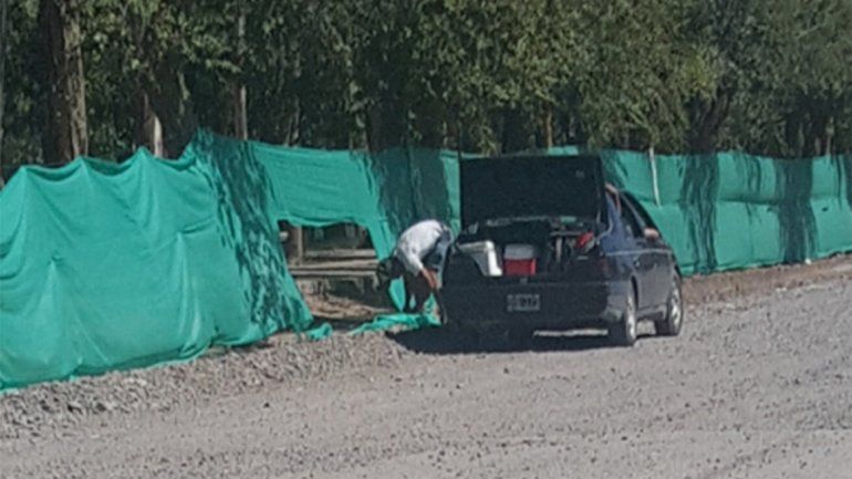 Ni las plazas se salvan: robó un pedazo de media sombra y lo escracharon