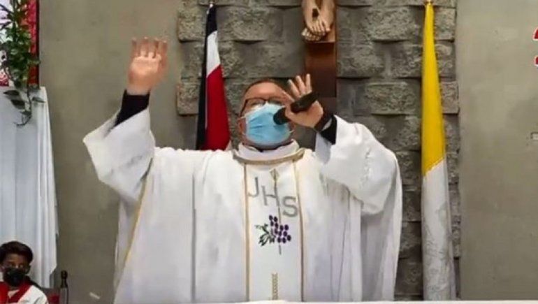 Viral en Facebook: cura canta en la misa en contra del Covid
