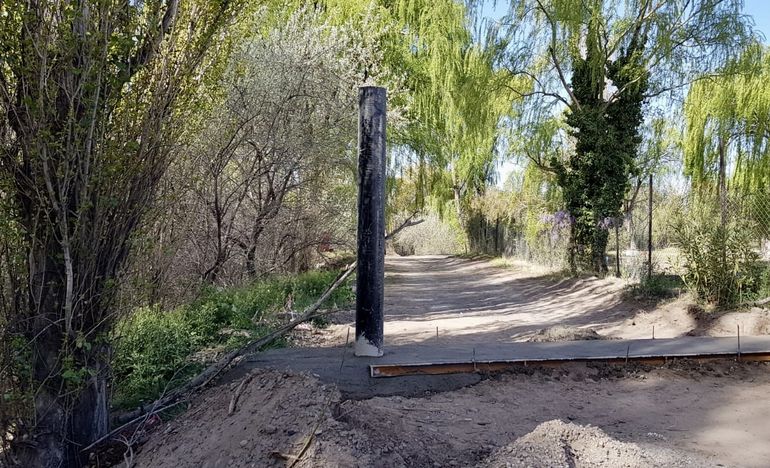 En la Calle 0 de Centenario, la Municipalidad construye un pozo de bombo de agua y los vecinos dicen que cerraron el acceso al río Neuquén.