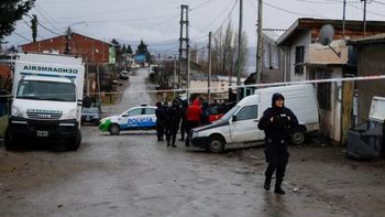 Personal de Gendarmería había sido convocado para realizar las pericias en el domicilio donde murió la mujer y detuvieron al policía. Personal de Gendarmería había sido convocado para realizar las pericias en el domicilio donde murió la mujer y detuvieron al policía.