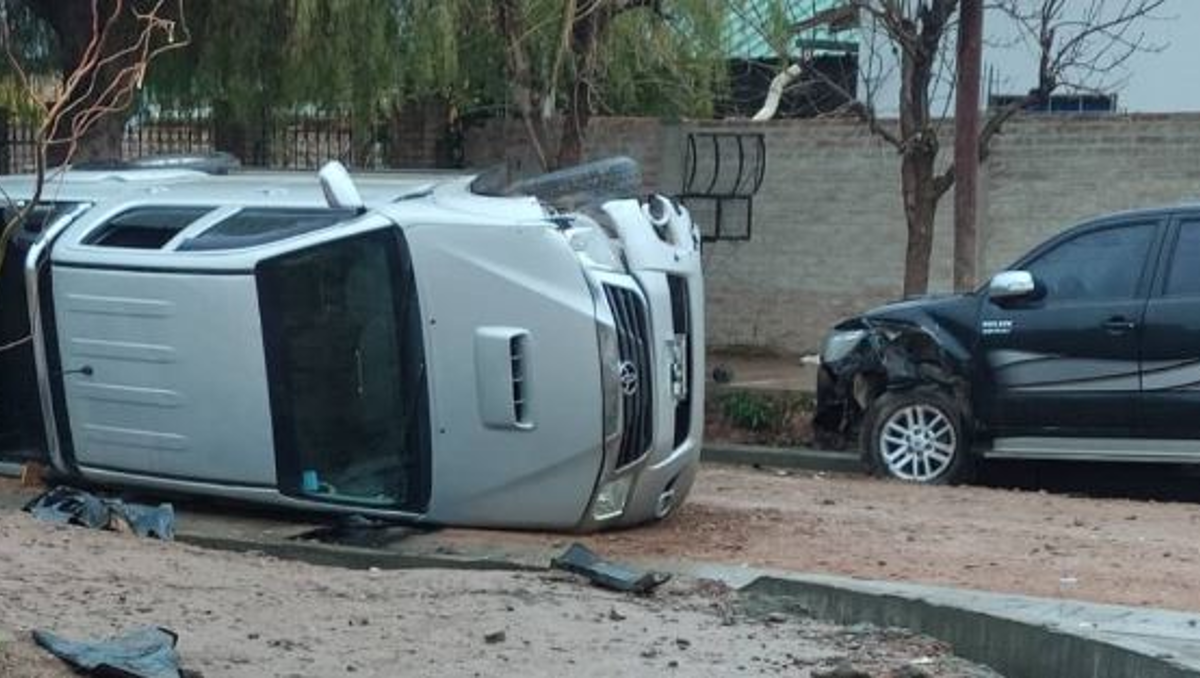 Borracho al volante chocó y volcó en Centenario