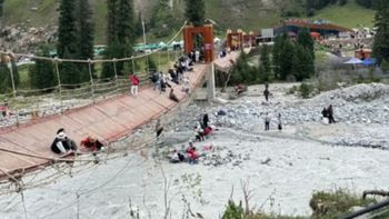 Colapsó un puente peatonal colgante en China y murieron al menos cinco personas.