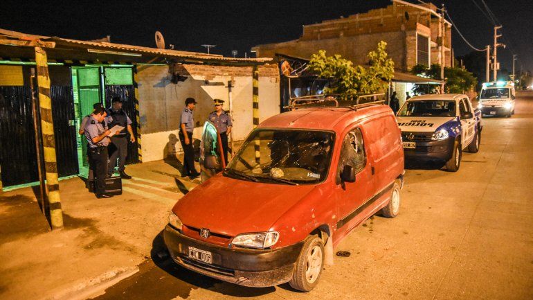 Los Chavos intentaron prender fuego una gomería: dos personas detenidas y una herida