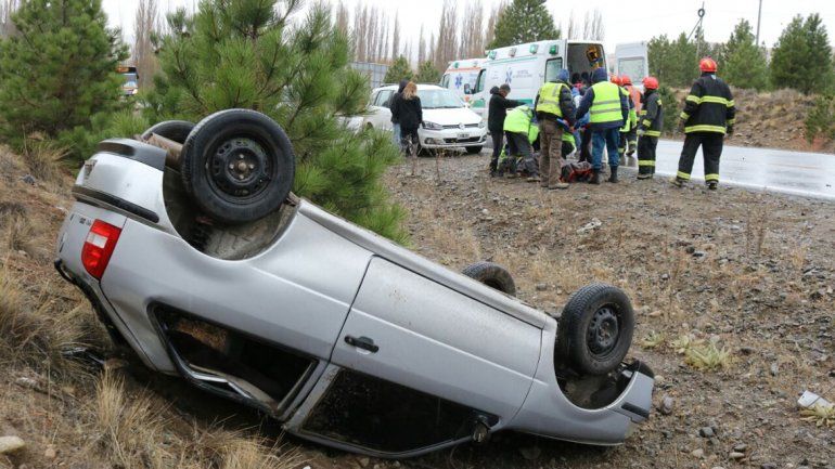 Una mamá y su hijo, heridos tras volcar en Junín de los Andes
