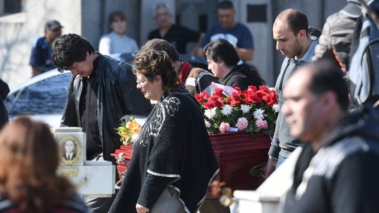 Familiares y amigos despidieron con un aplauso a la joven de 16 años asesinada en Lomas de Zamora.