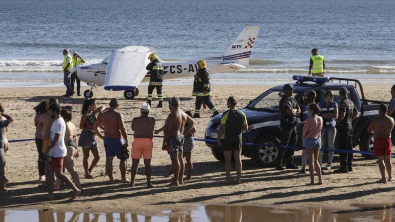 La nave tuvo que aterrizar de emergencia y golpeó con las ruedas a un hombre de 56 años y a una nena de 8. Ambos murieron en el acto.