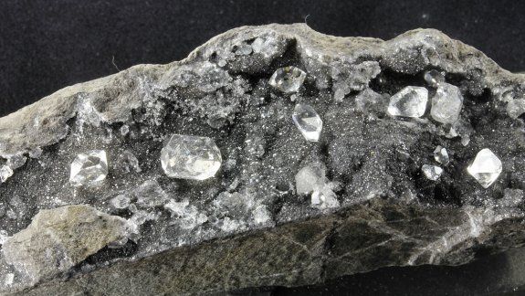 El estudio es de varias universidades del mundo. Llegaron a la conclusión al analizar las vibraciones. En Neptuno hay lluvias con fragmentos de diamantes.