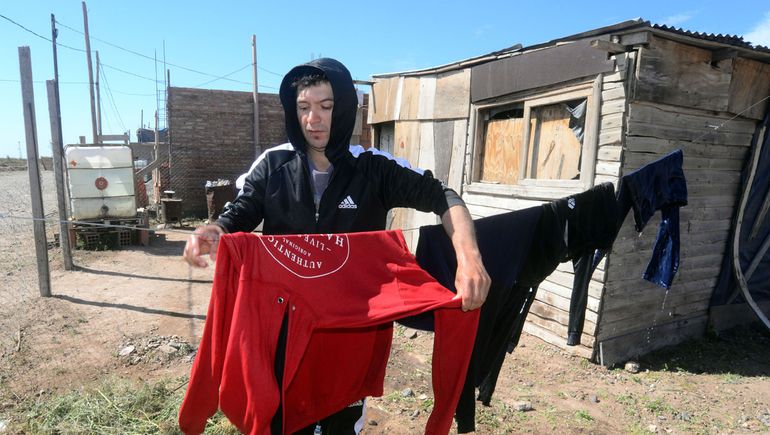 Zacarías Salcedo está en Neuquén desde 2014. TRabaja como albañil en forma particular y dice que su sueño es trabajar para Vaca Muerta. En la toma San Antonio hay unión entre los extranjeros. Foto: Claudio Espinoza Zacarías Salcedo está en Neuquén desde 2014. TRabaja como albañil en forma particular y dice que su sueño es trabajar para Vaca Muerta. En la toma San Antonio hay unión entre los extranjeros. Foto: Claudio Espinoza