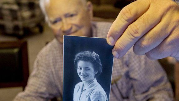 Norwood Thomas en el momento en que, vía Skype, se reencuentra con su novia británica de la década del 40. &nbsp;Y con una foto de Joyce, en aquellos remotos y turbulentos tiempos de la II Guerra Mundial.