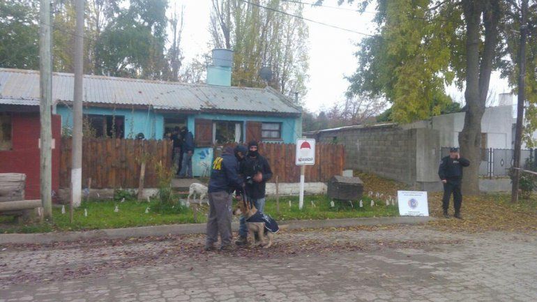 Ayer los efectivos de la Policía Federal &nbsp;allanaban el domicilio y revisaban lo secuestrado con ayuda del perro antinarcóticos.