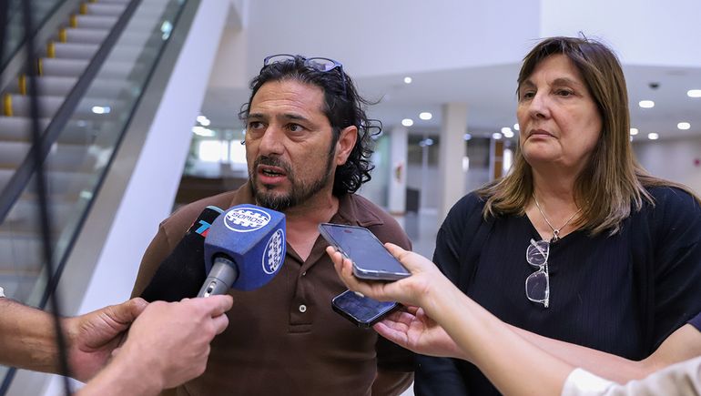 Gariela Suppicich y Andrés Blanco. La izquierda cuestionó severamente todo el proceso y sostuvo que fue un show montado por una interna en el oficialismo provincial. Gariela Suppicich y Andrés Blanco. La izquierda cuestionó severamente todo el proceso y sostuvo que fue un show montado por una interna en el oficialismo provincial.