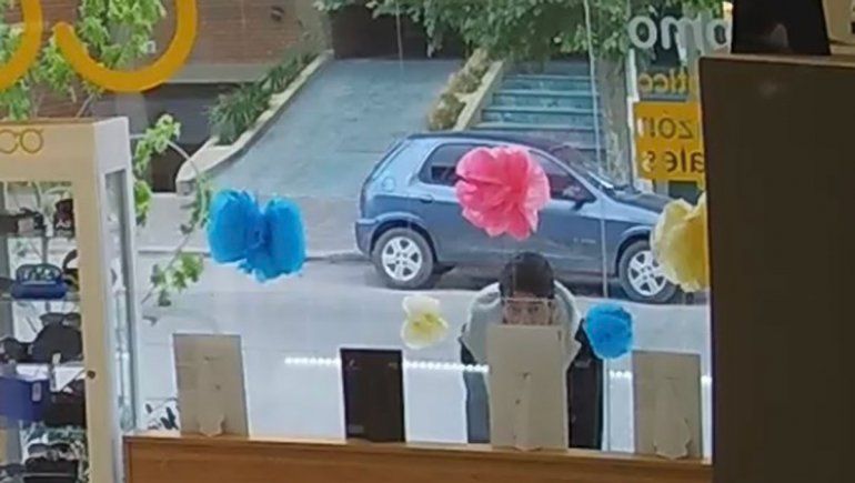 Video: pasó por una óptica, miró unos lentes, entró, los robó y quedó escrachado