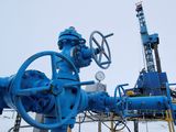 FOTO DE ARCHIVO: Varias válvulas cerca de un punto de perforación en una instalación gasística operada por la rusa Gazprom en el yacimiento de Bovanenkovo, en la península ártica de Yamal, Rusia, el